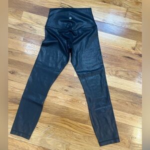 Lululemon cropped leggings in black shiny pattern never worn size 2